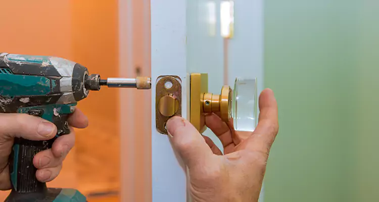 Broken Door Knob Fix in Oakland Park, FL